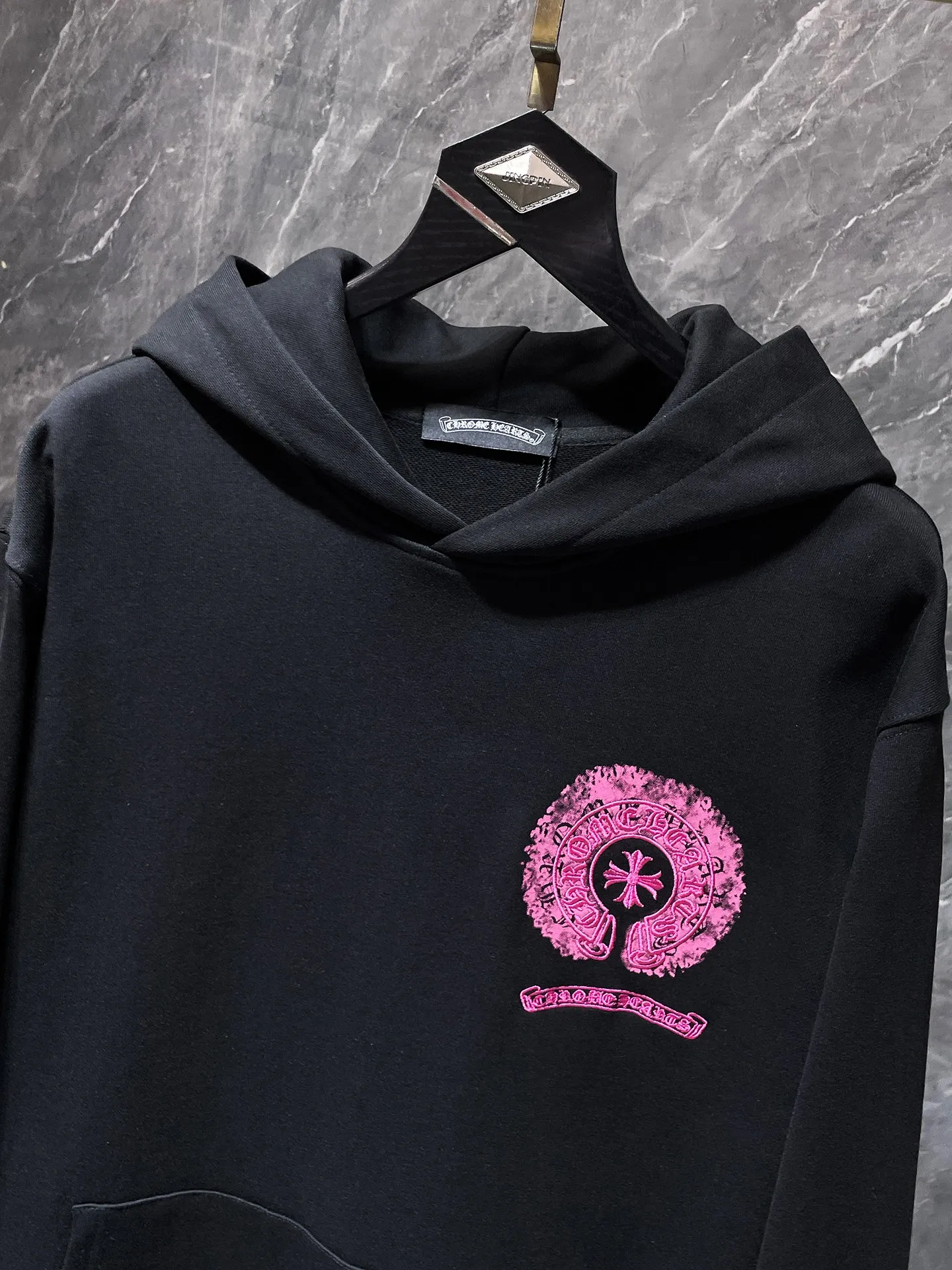 P250 Chrome Hearts Autumn and Winter 2025 Counter Synchronization Chrome Color Ghost Horseshoe Cross Embroidered Splash Ink Hat Sweatshirt Heavy Embroidery! Special stitching method. Improved customized version of 1:1 high-gram weight high-quality fabric. Recommended color: white, black. Size: S, M, L, XL